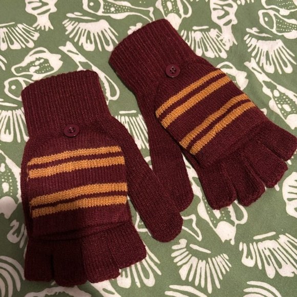 Harry Potter Gryffindor Knitted Crest Scarf- Like New with Gloves - Picture 2 of 6